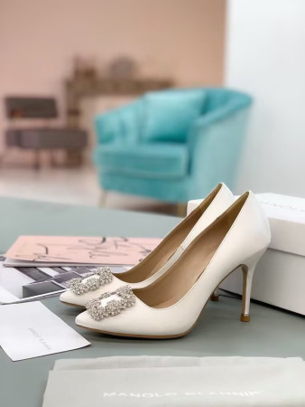 ua ma*n010 B1ah*ik hangisi jewel buckle pumps