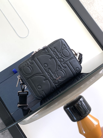 D*or zipped pouch with strap black D*or gravity leather 17 x 12.5 x 6 cm