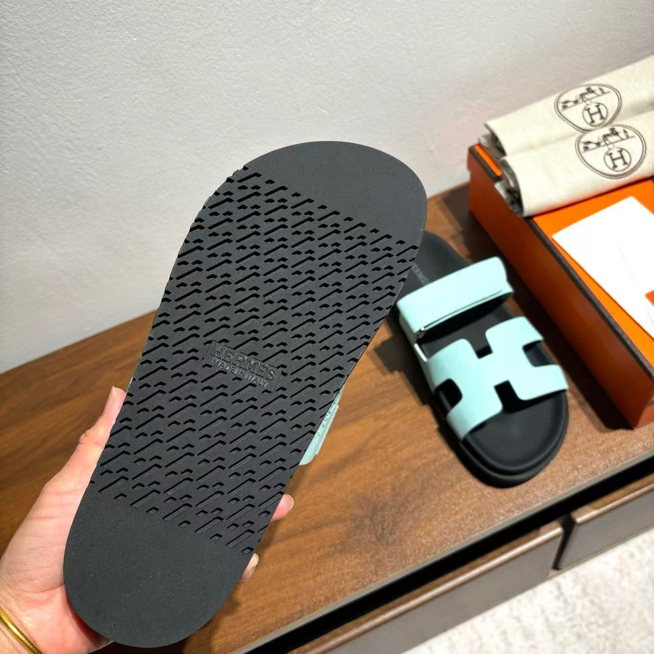 ua H**mes chypre sandal