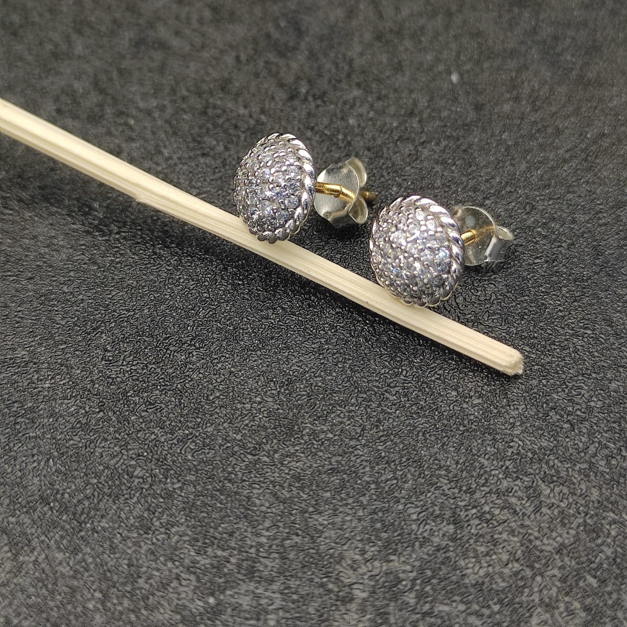 dau1d Yvrm*n 8.6mm round full di*m*nd earrings