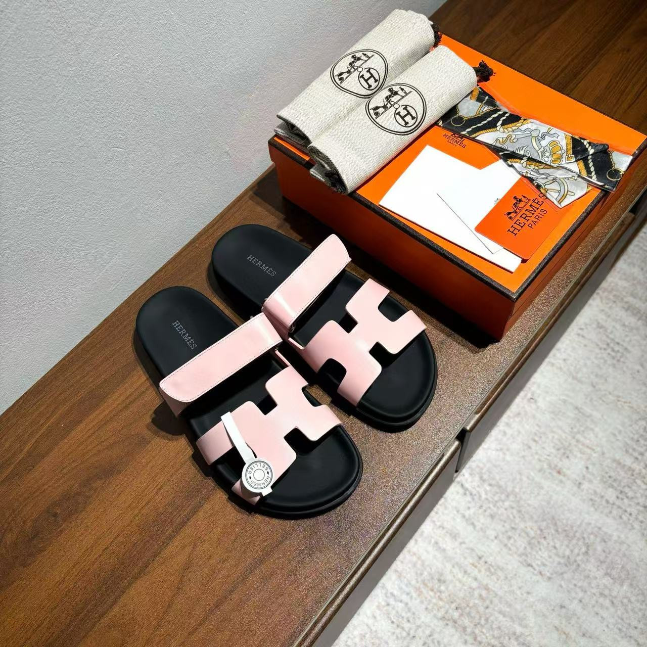 ua H**mes chypre sandal
