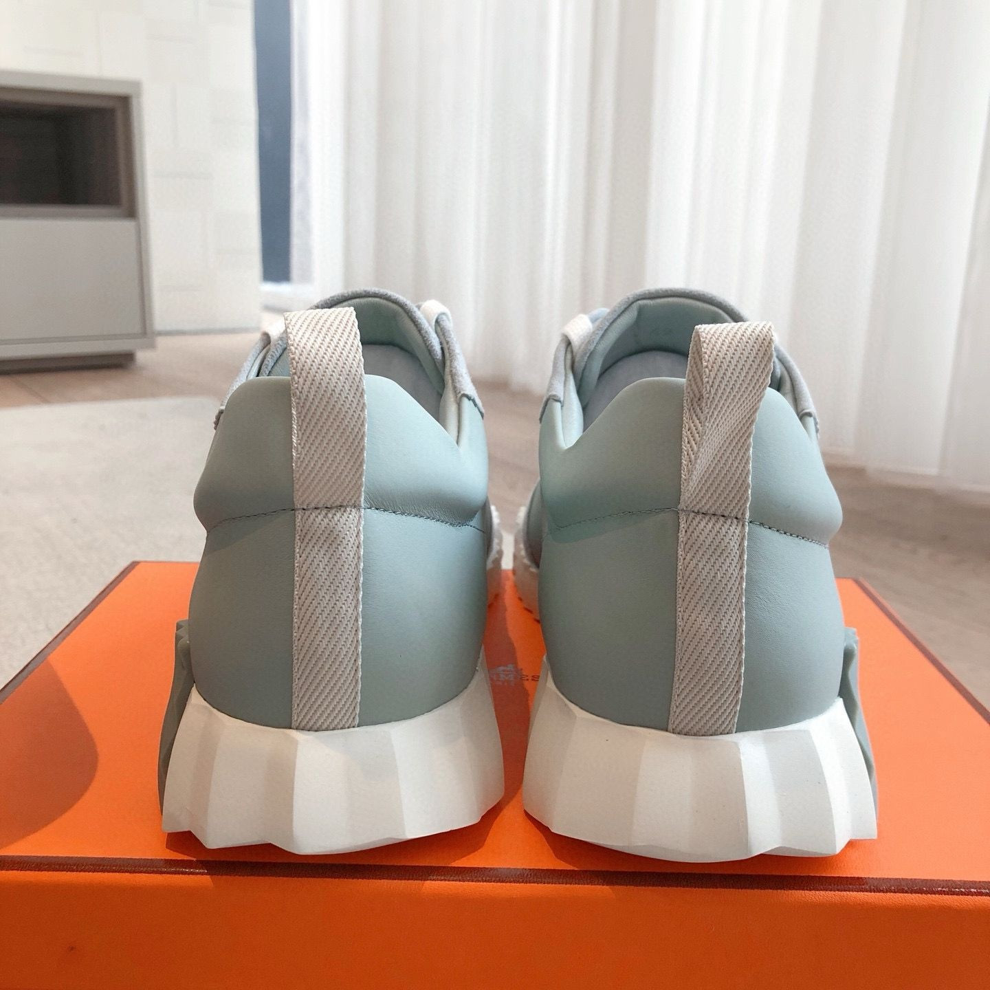 ua H**mes bouncing sneaker