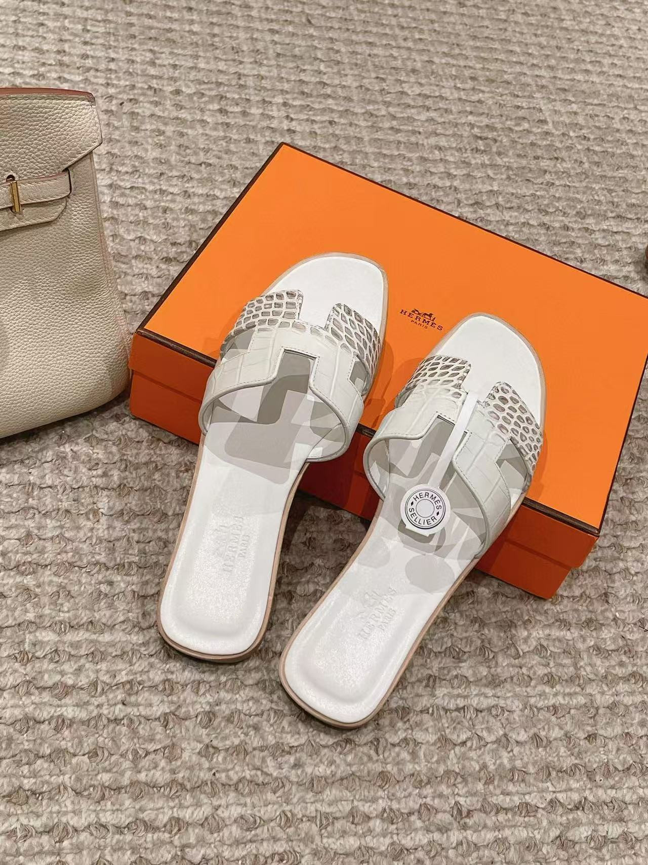 ua H**mes oran sandal