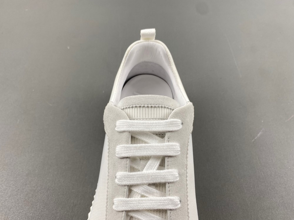 ua H**mes bouncing sneaker
