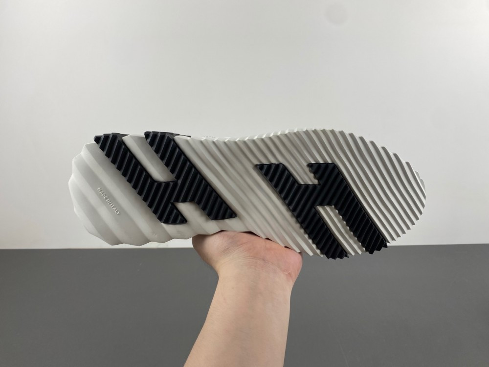 ua H**mes bouncing sneaker