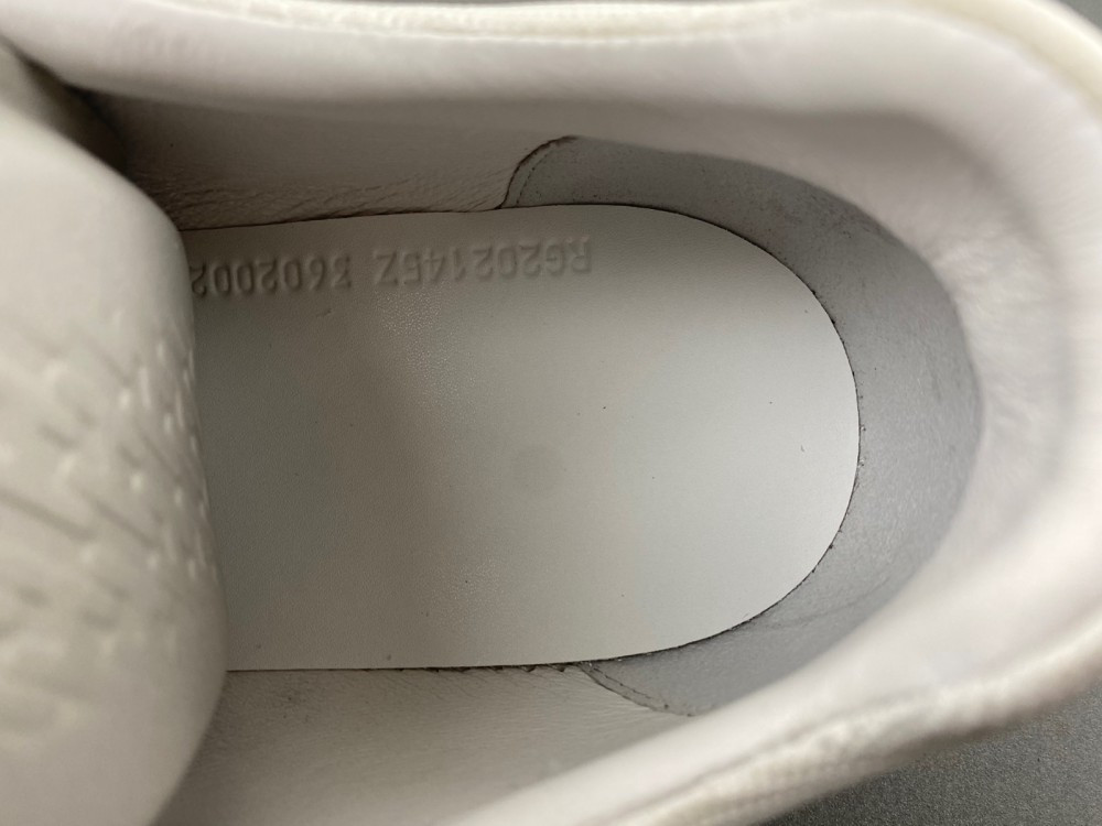 ua H**mes bouncing sneaker
