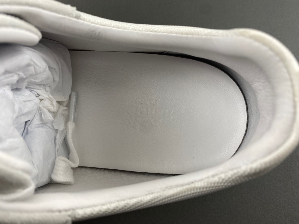 ua H**mes bouncing sneaker