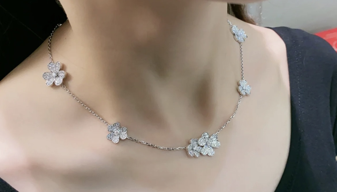 V*N CL*F & arpels necklace