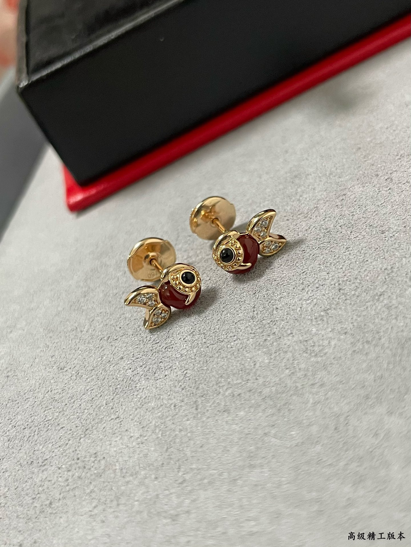 Qee1in little goldfish stud earrings