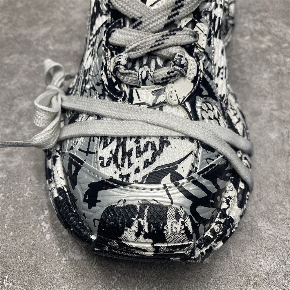ua balenciga 3xl Gr*ffiti sneaker