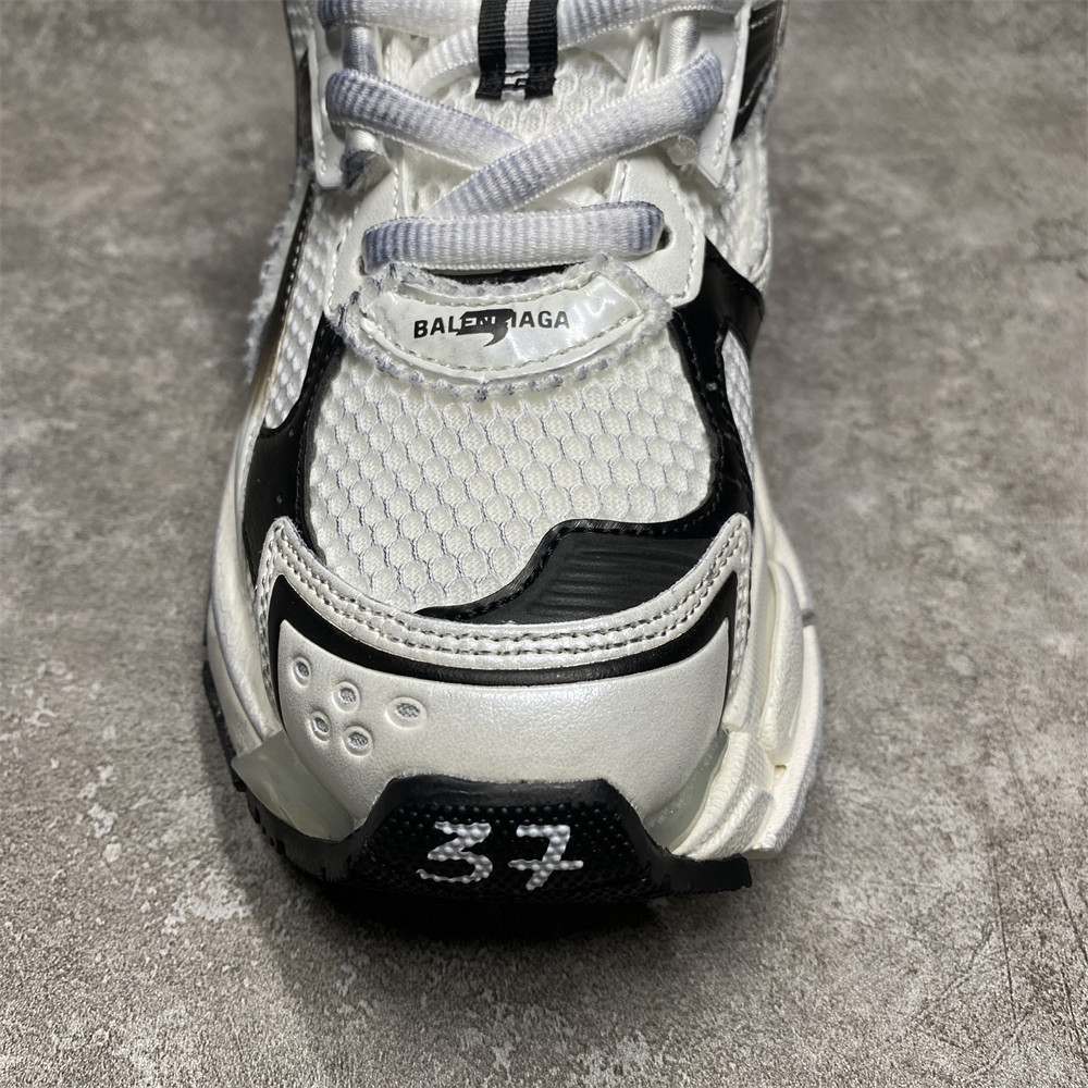 ua Ba*len*cia*ga runner sneaker