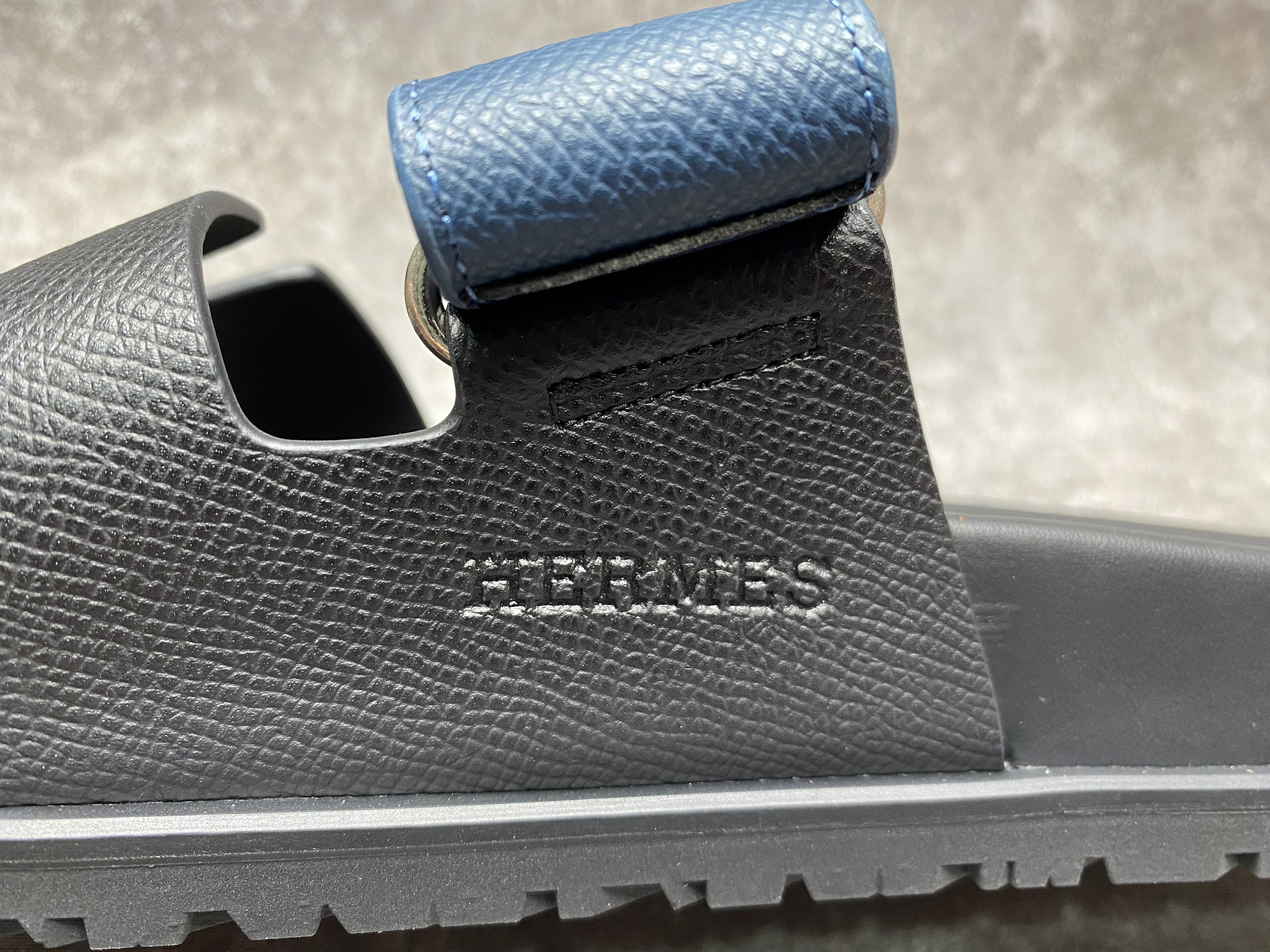 ua H**mes chypre sandal