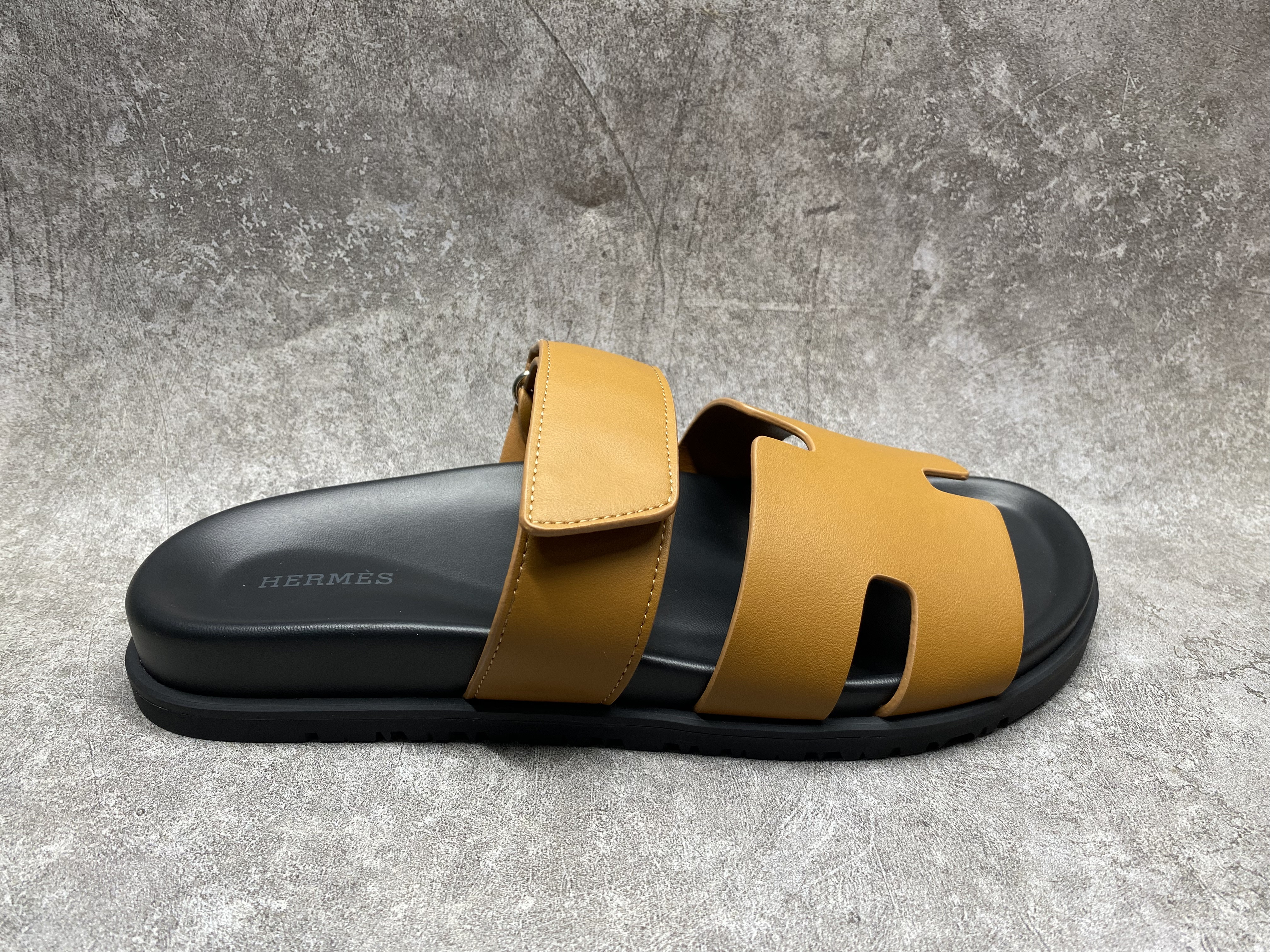 ua H**mes chypre sandal