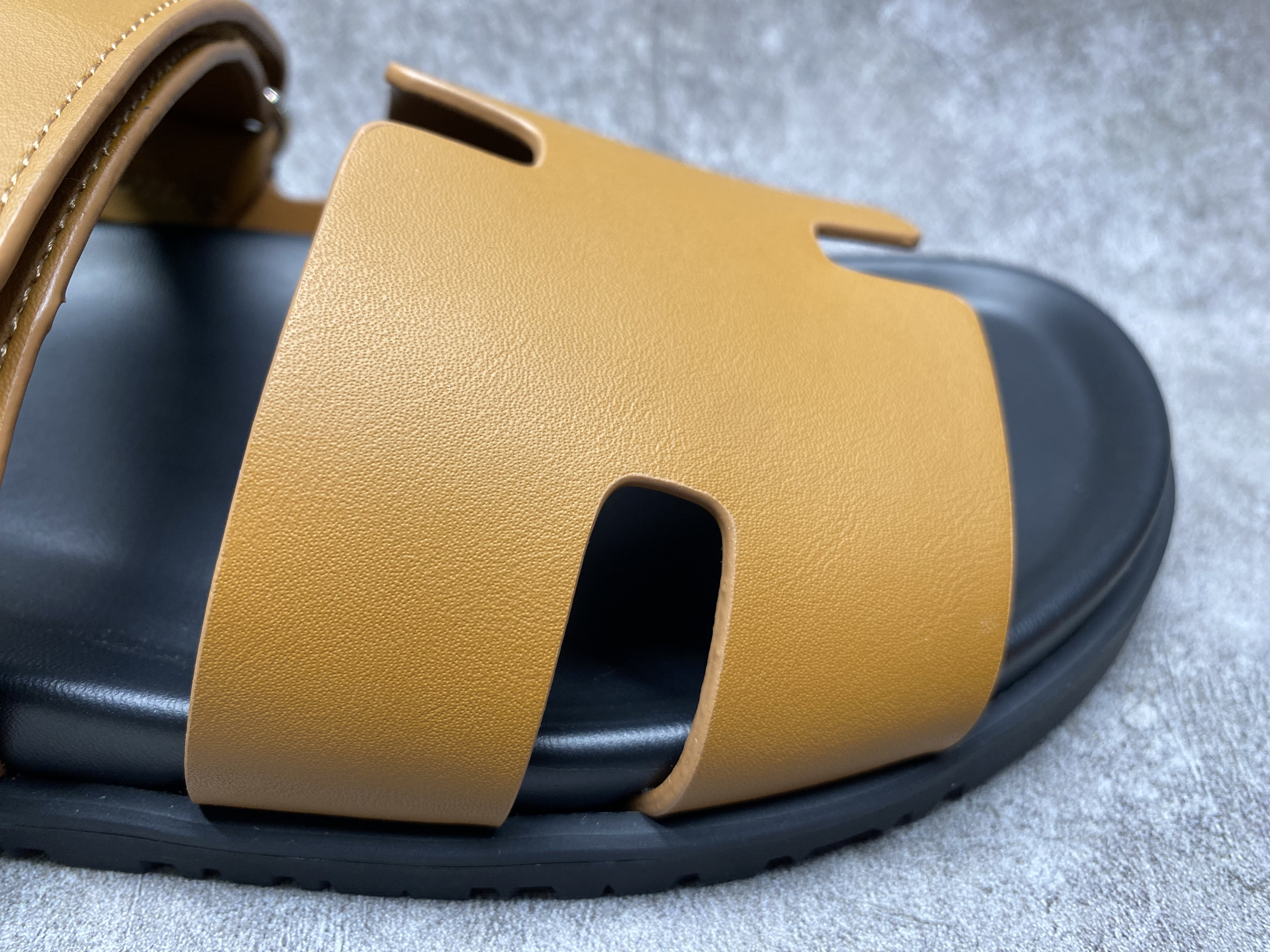 ua H**mes chypre sandal