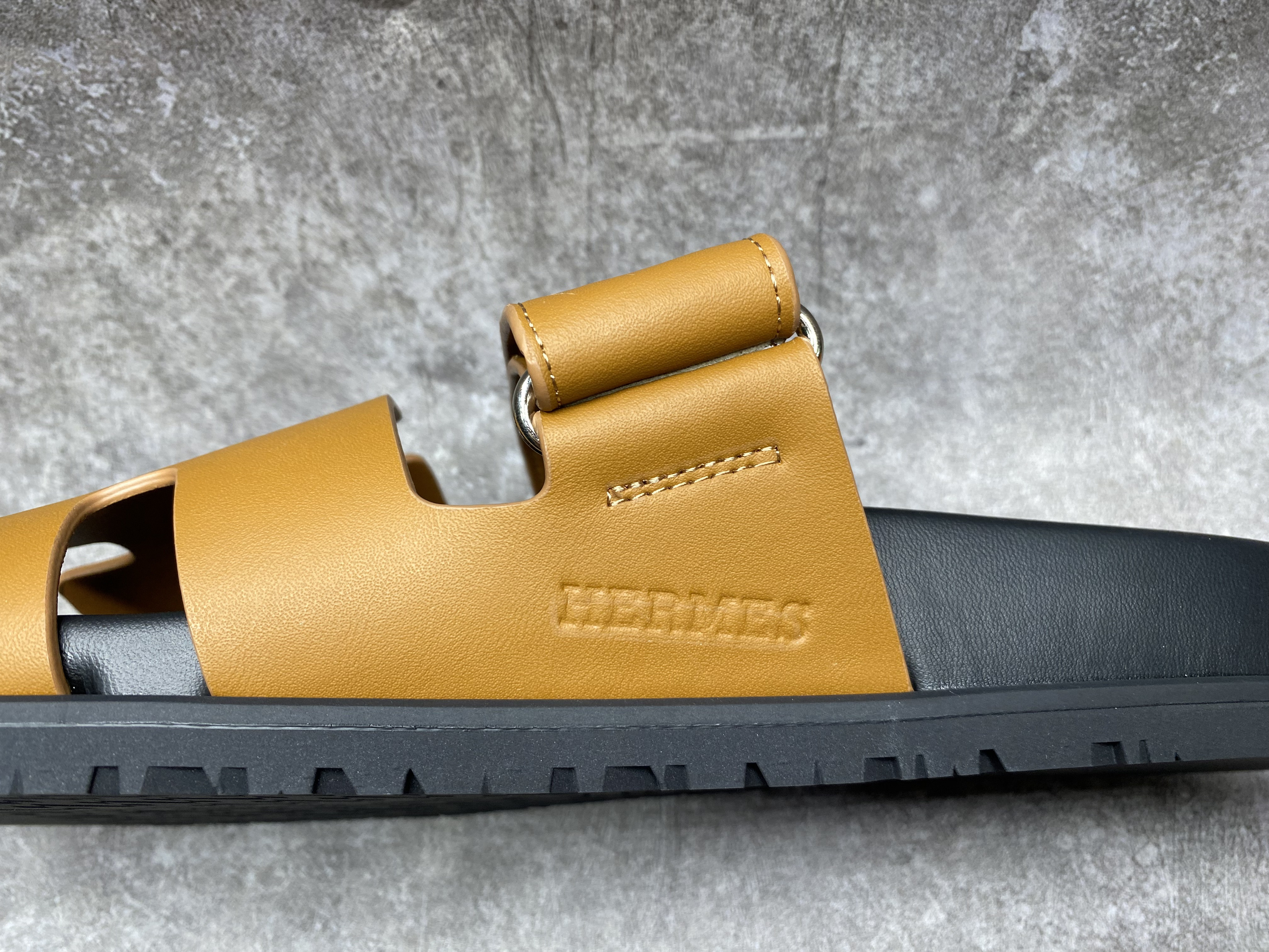 ua H**mes chypre sandal