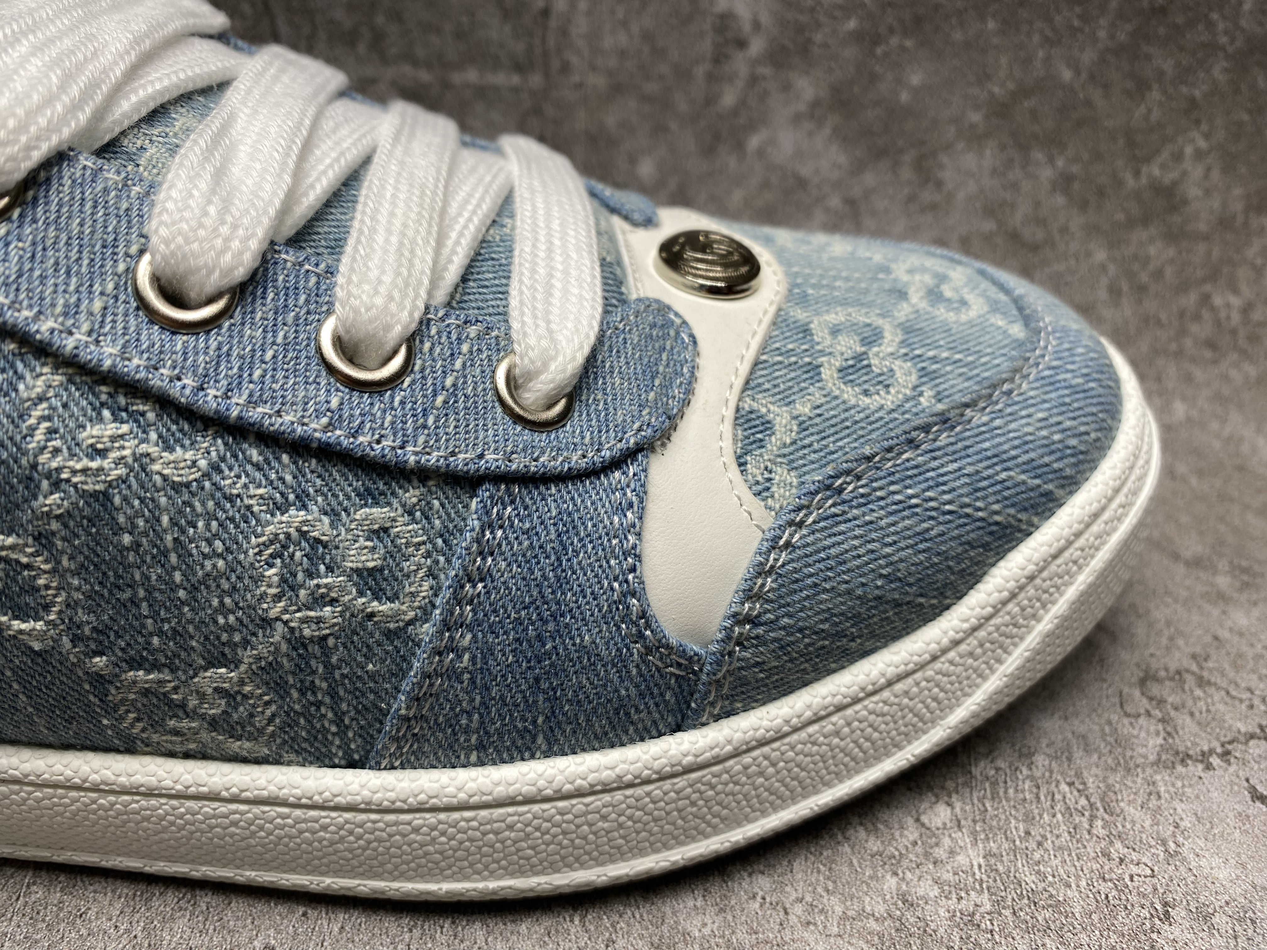 ua G*u*i sneakers