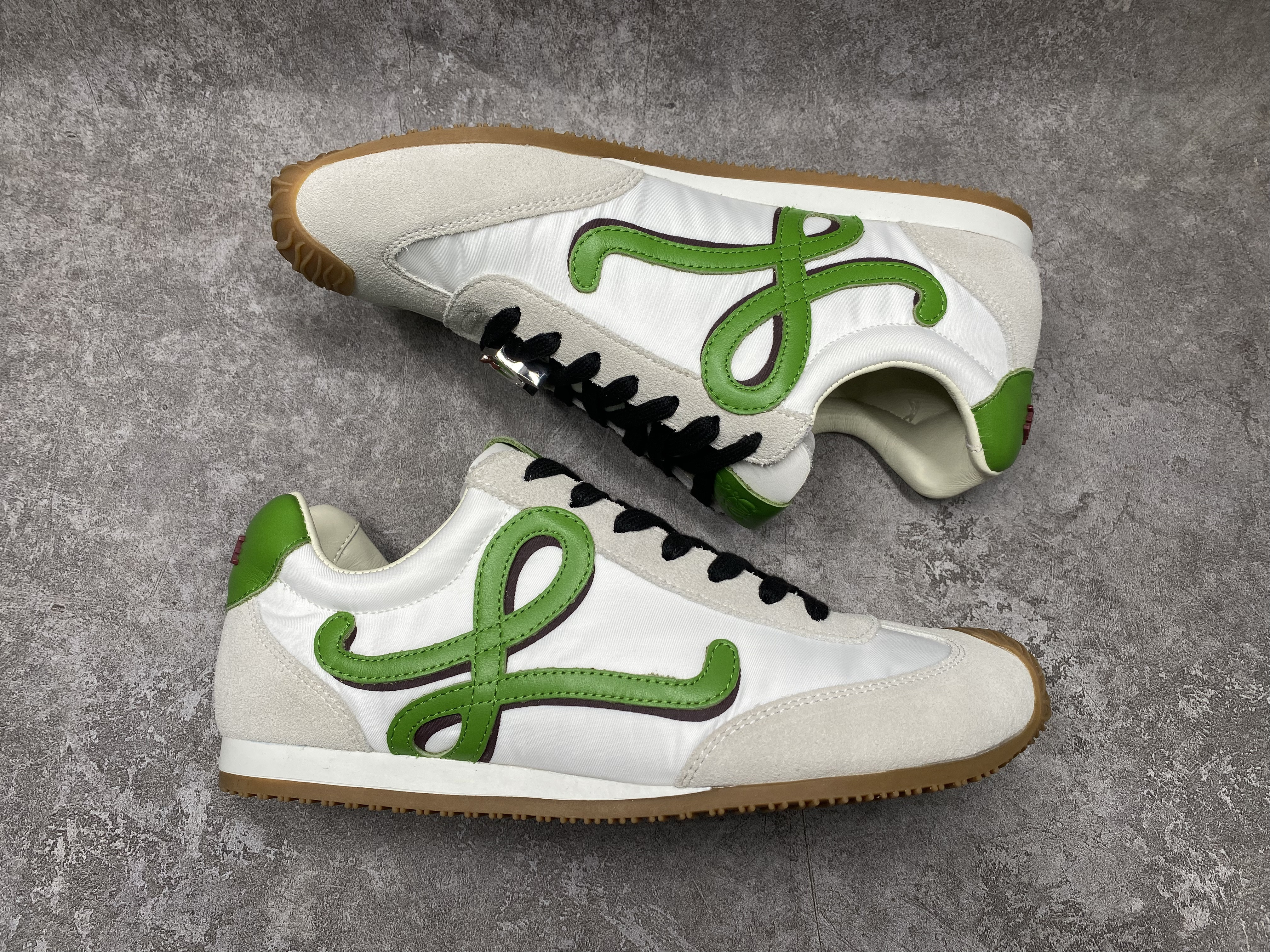 ua L0ew* sneakers