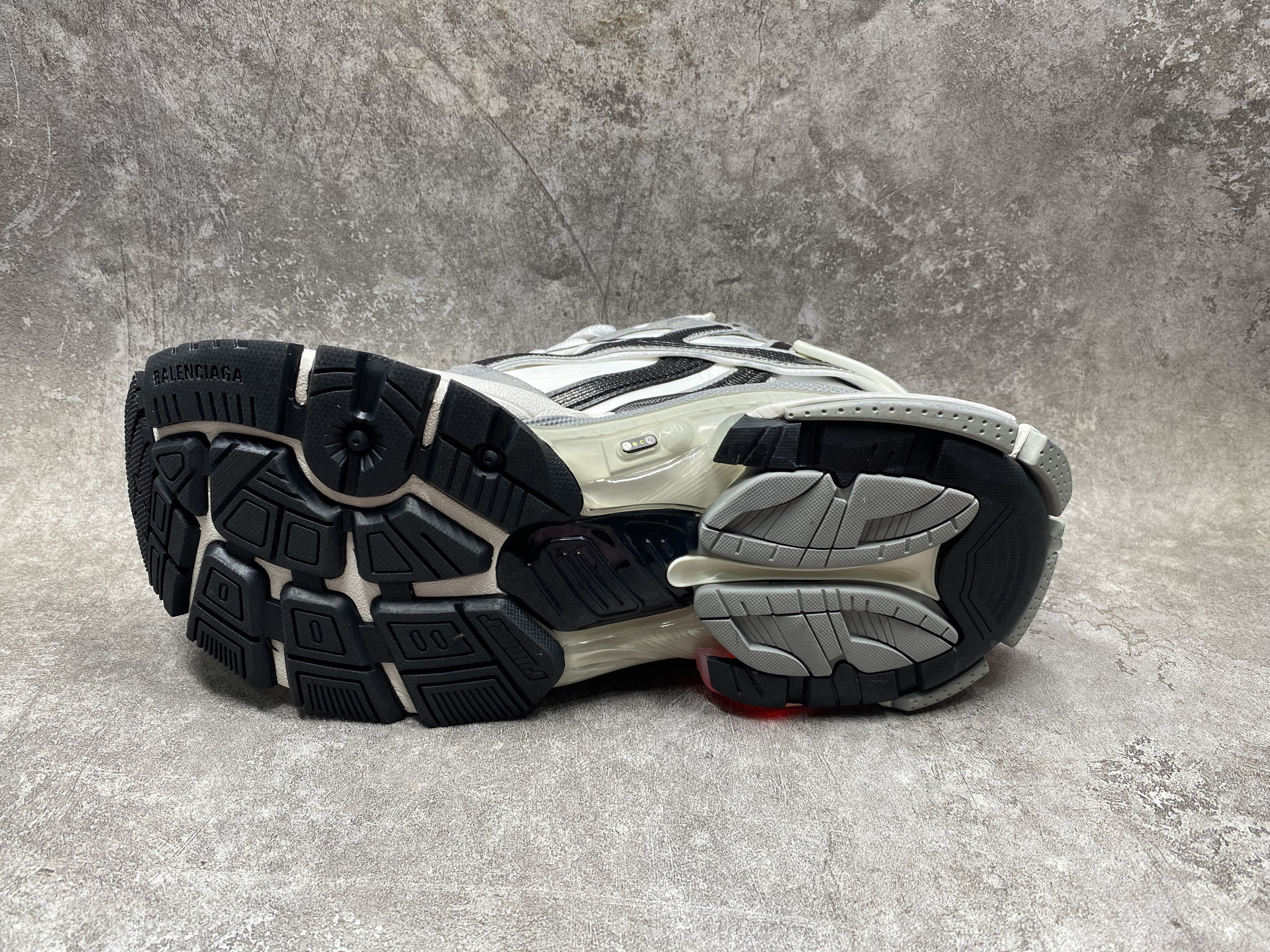 ua Ba*len*cia*ga runner sneaker