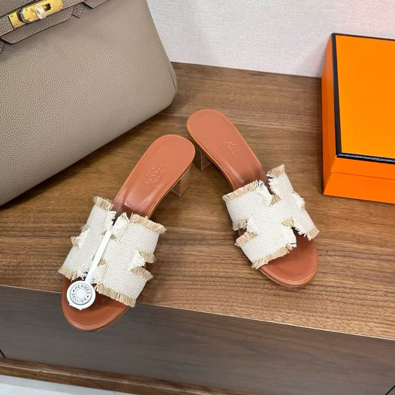 ua H**mes oasis sandal