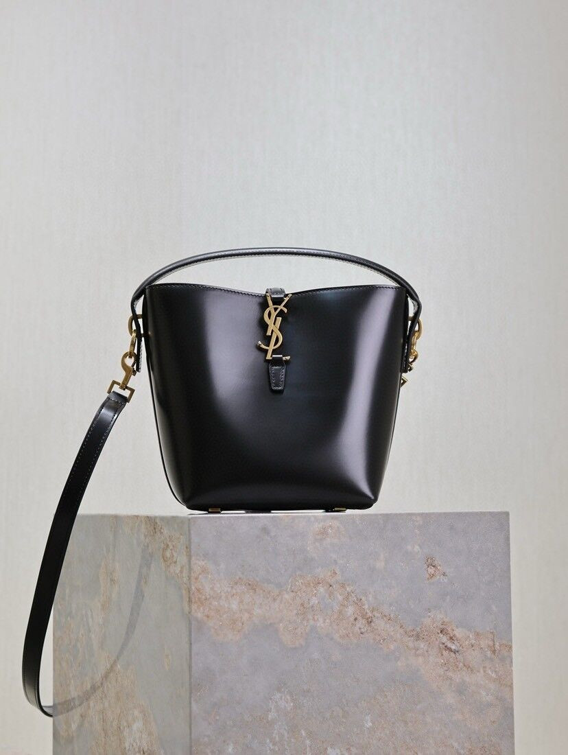 Y*L le 37 in shiny leather 17x20x13cm