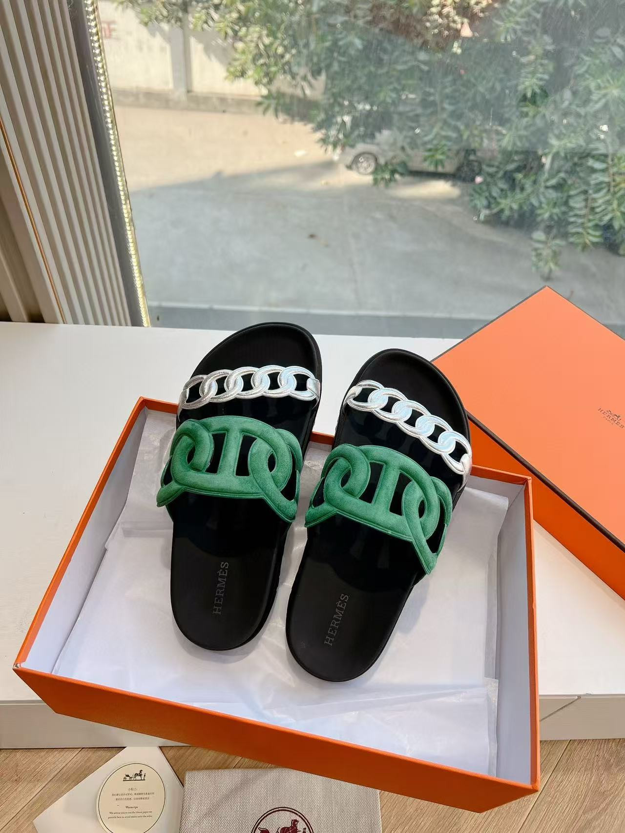 ua H**mes extra sandal