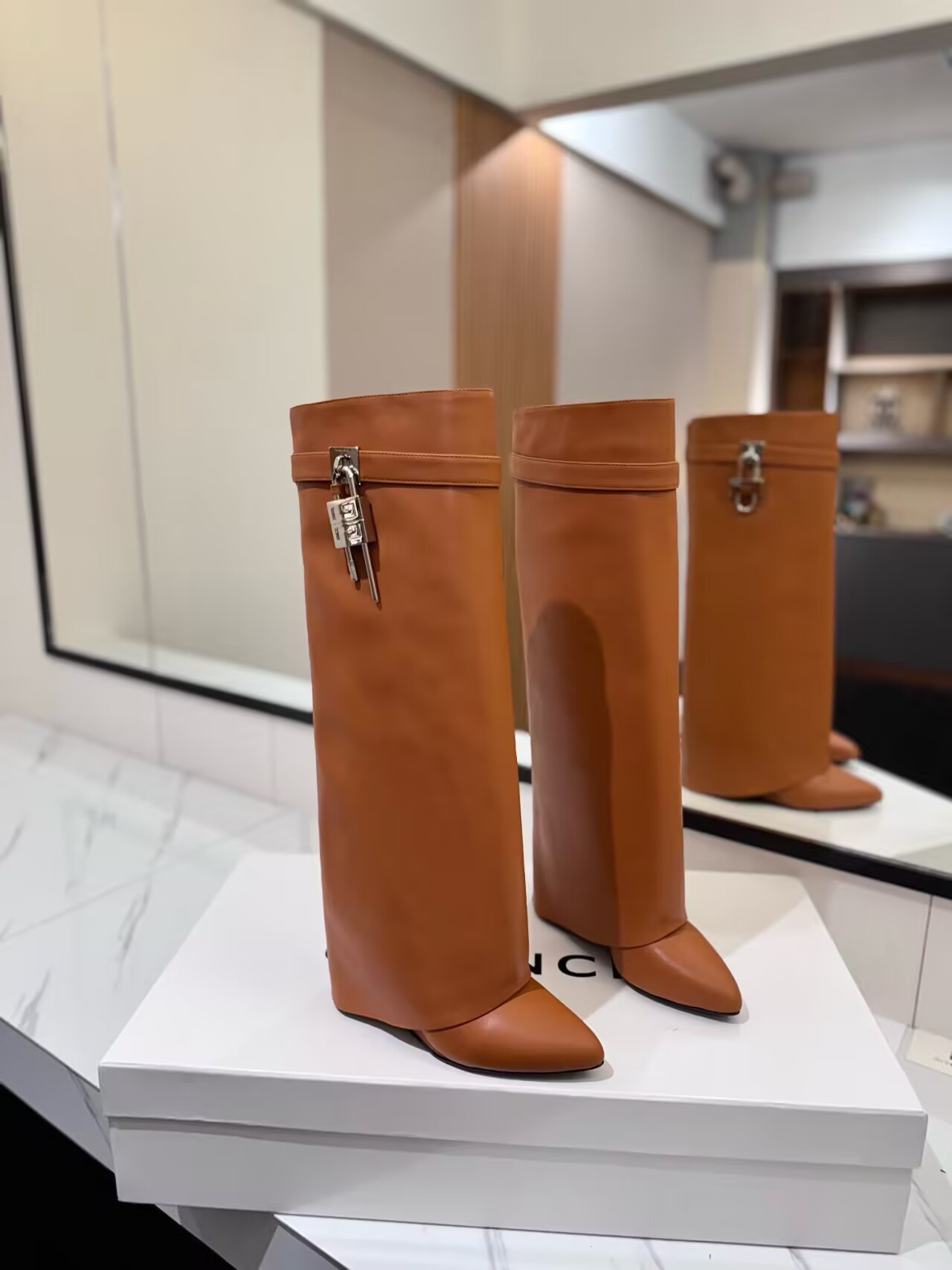 ua G1uenchy shark lock boots in leather(production about 10 days)
