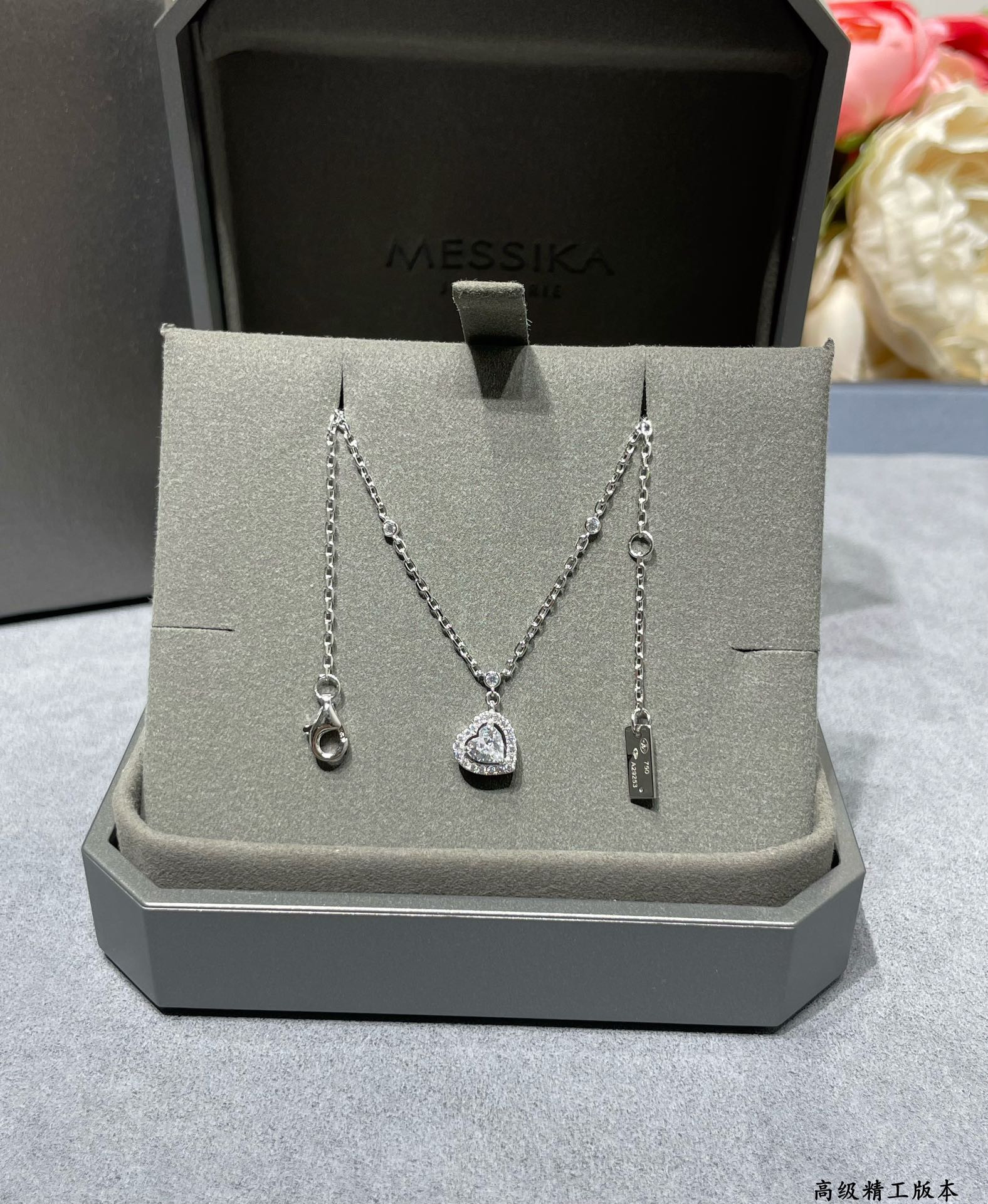 Mes1kaa heart-shaped necklace