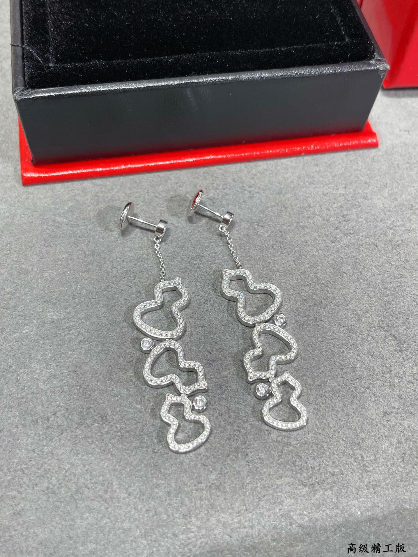 Qee1in triple gourd full di*m*nd stud earrings