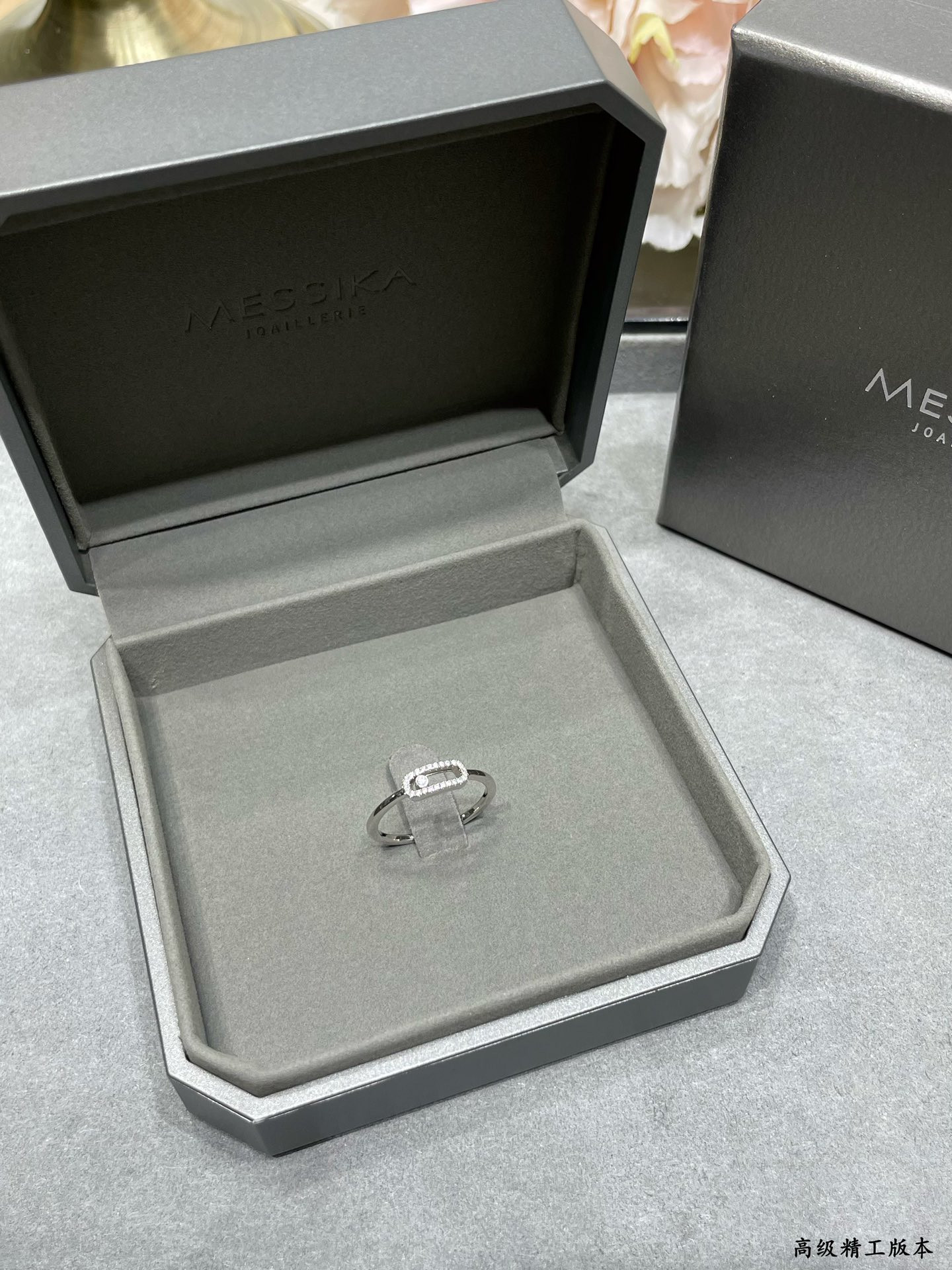 Mes1kaa single di*m*nd moving ring