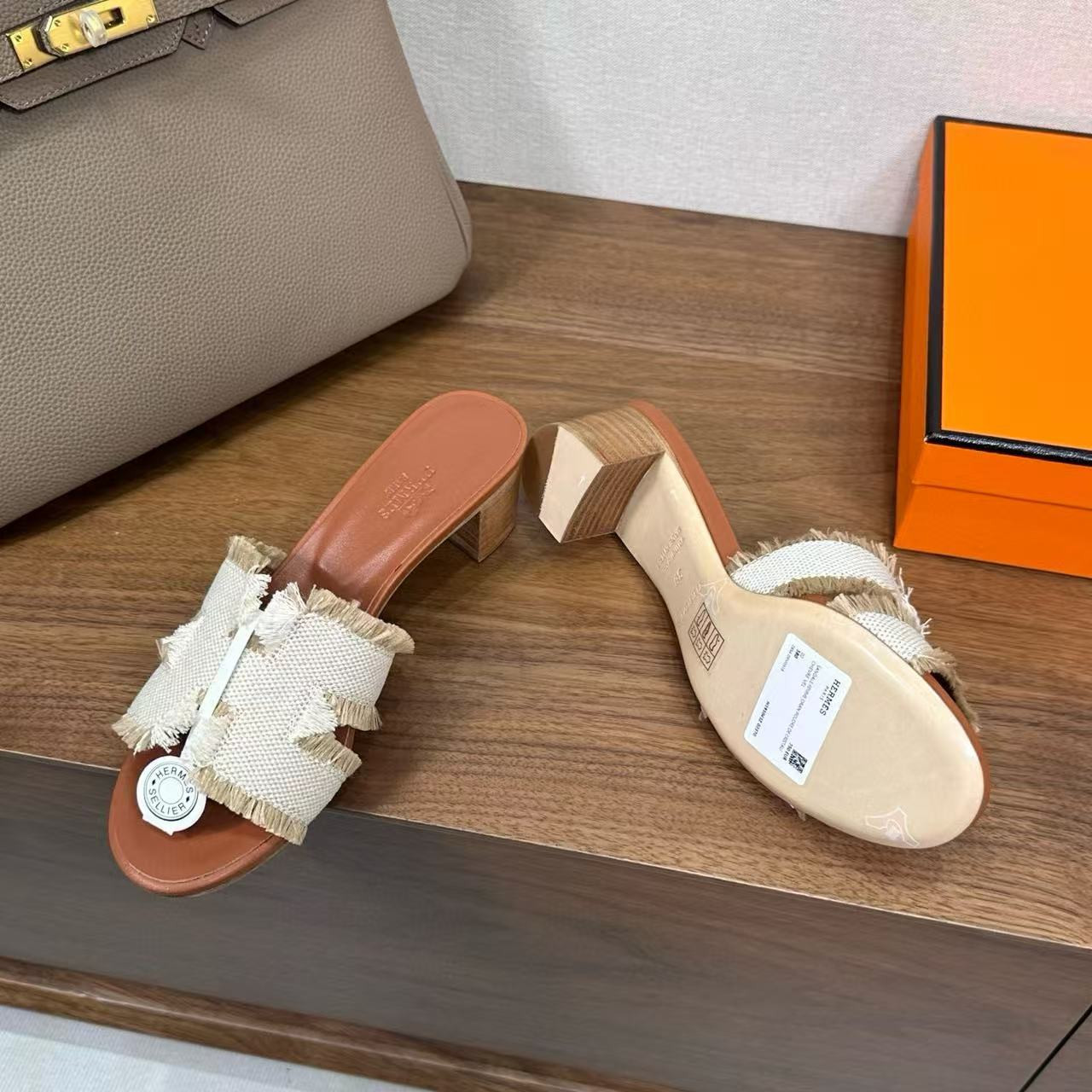 ua H**mes oasis sandal