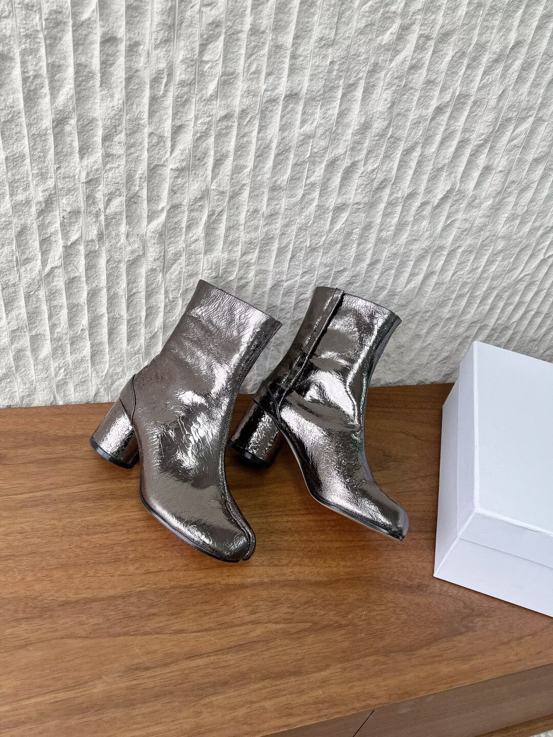 ua ma*s*n Ma*i*la tabi mirror boots