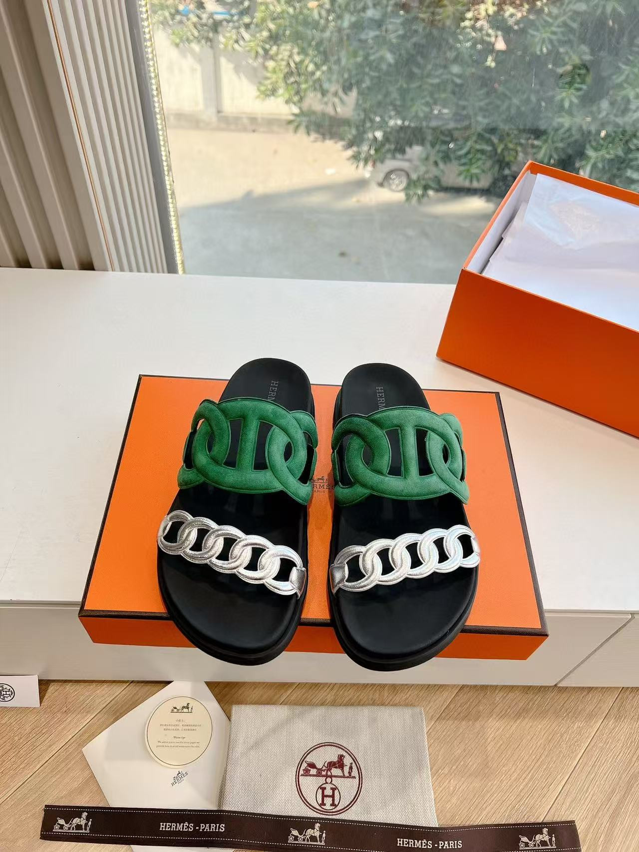 ua H**mes extra sandal