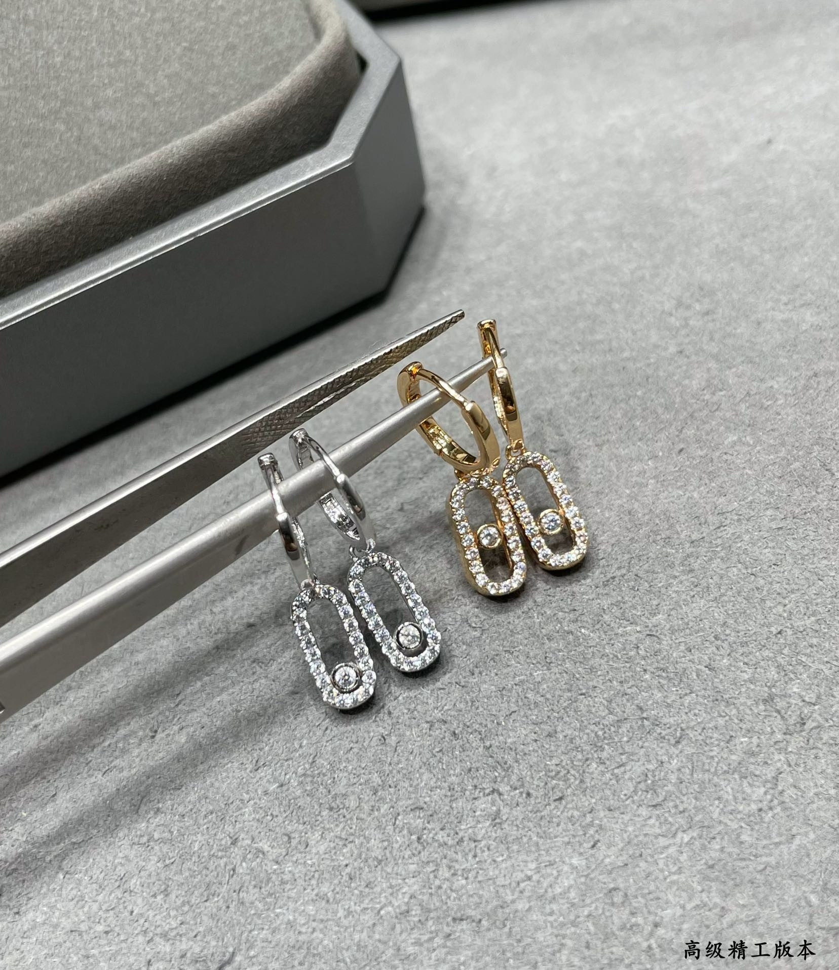 Mes1kaa single di*m*nd hoop earrings