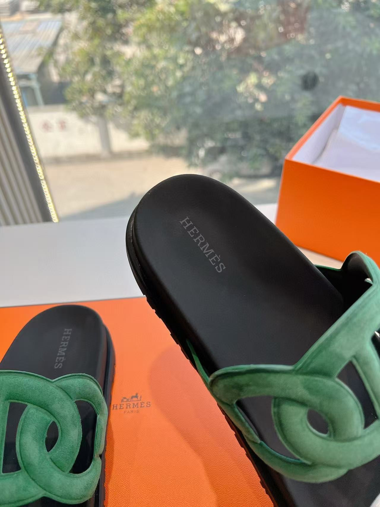 ua H**mes extra sandal