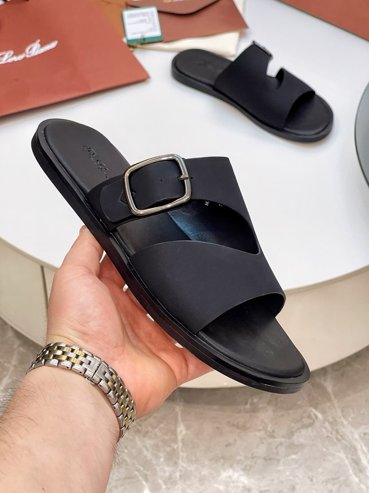 ua L**o p*ana sandals