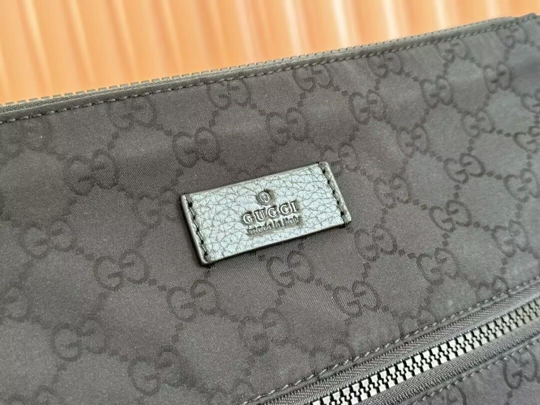 G*u*i shoulder bag 30.5x33x2cm