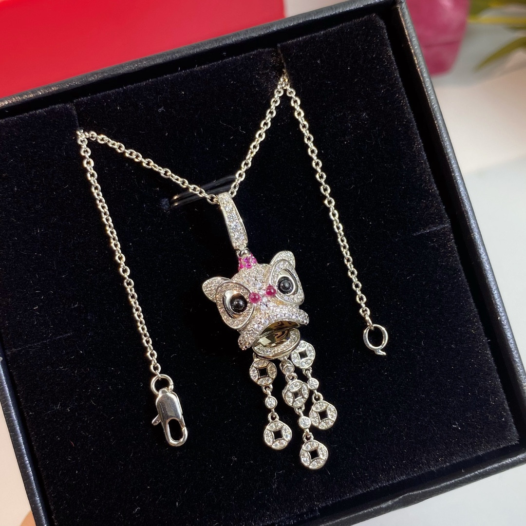 Qee1in dancing lion pendant necklace