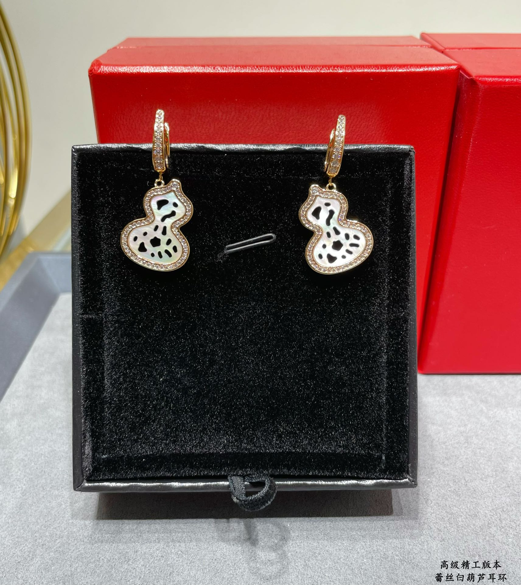 Qee1in lace gourd earrings