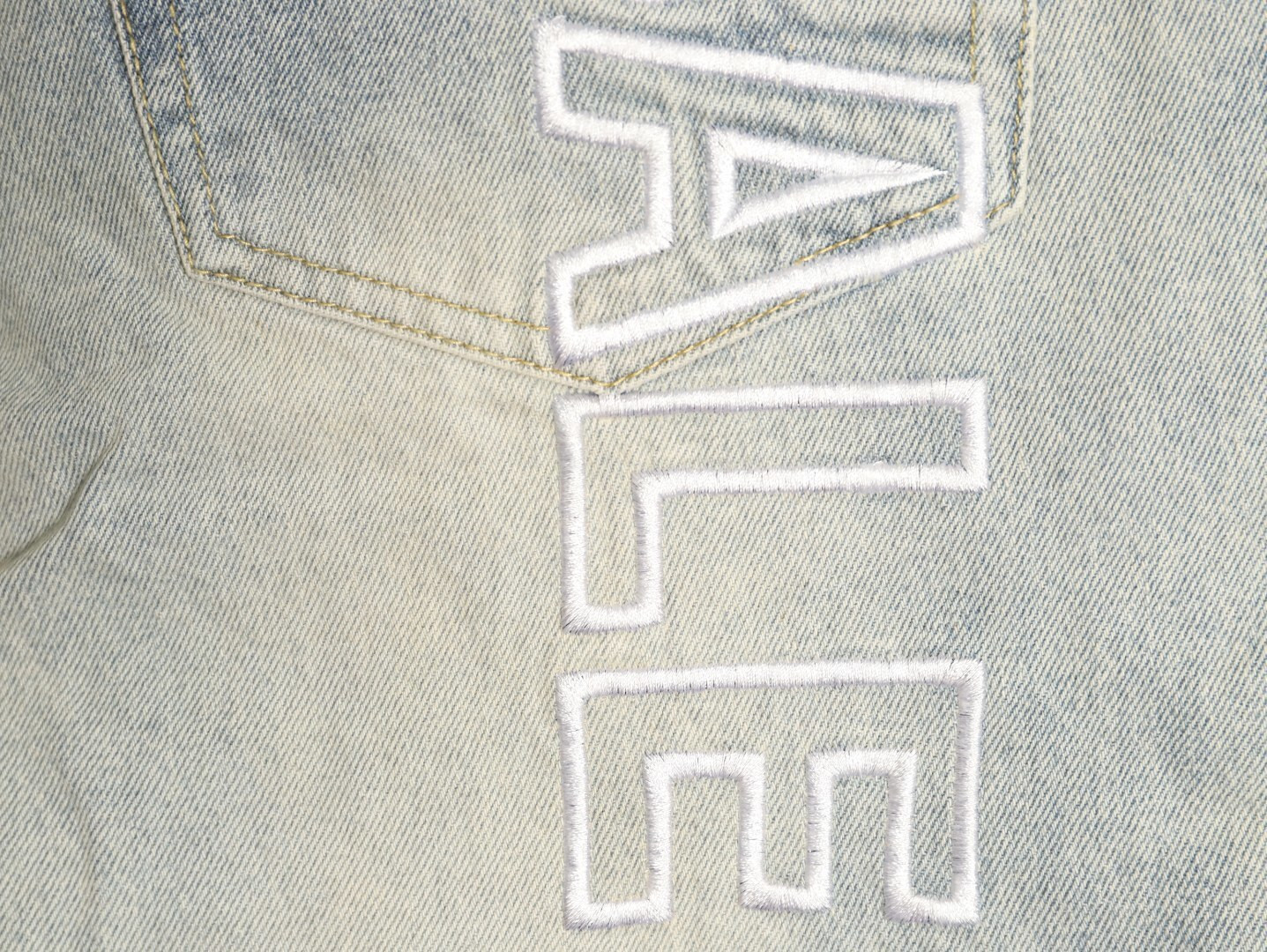 Ba*len*cia*ga jeans