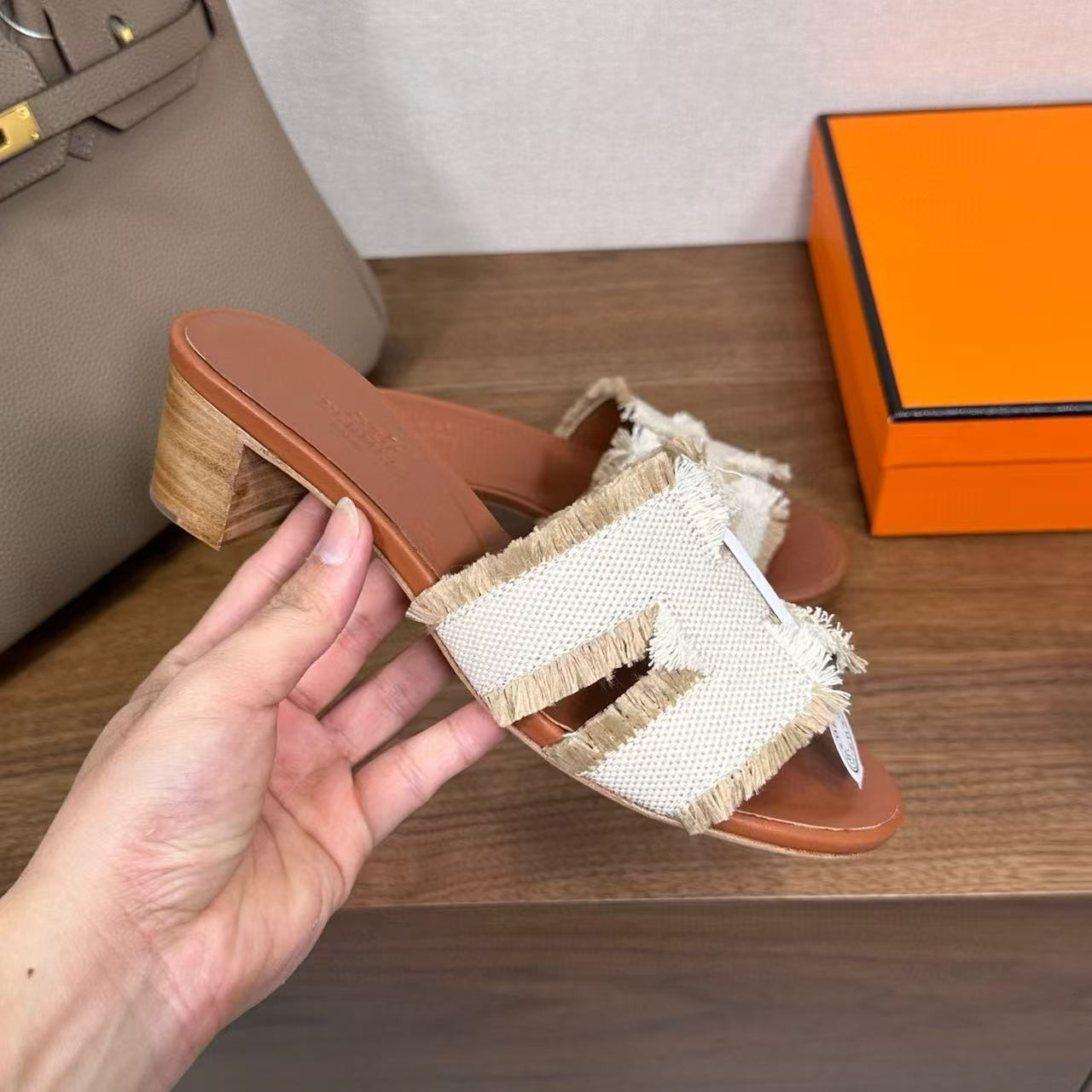 ua H**mes oasis sandal