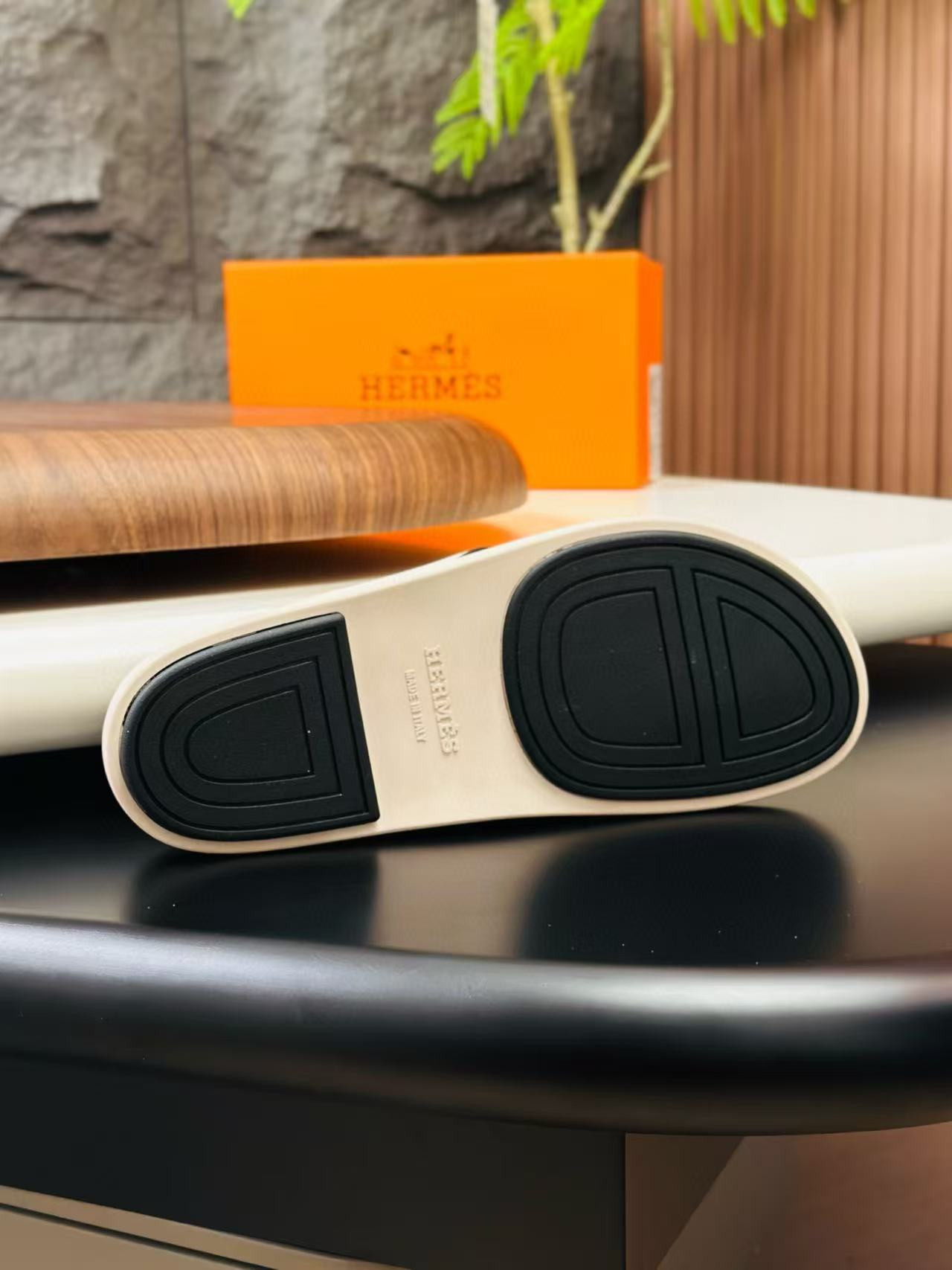 ua H**mes sandals