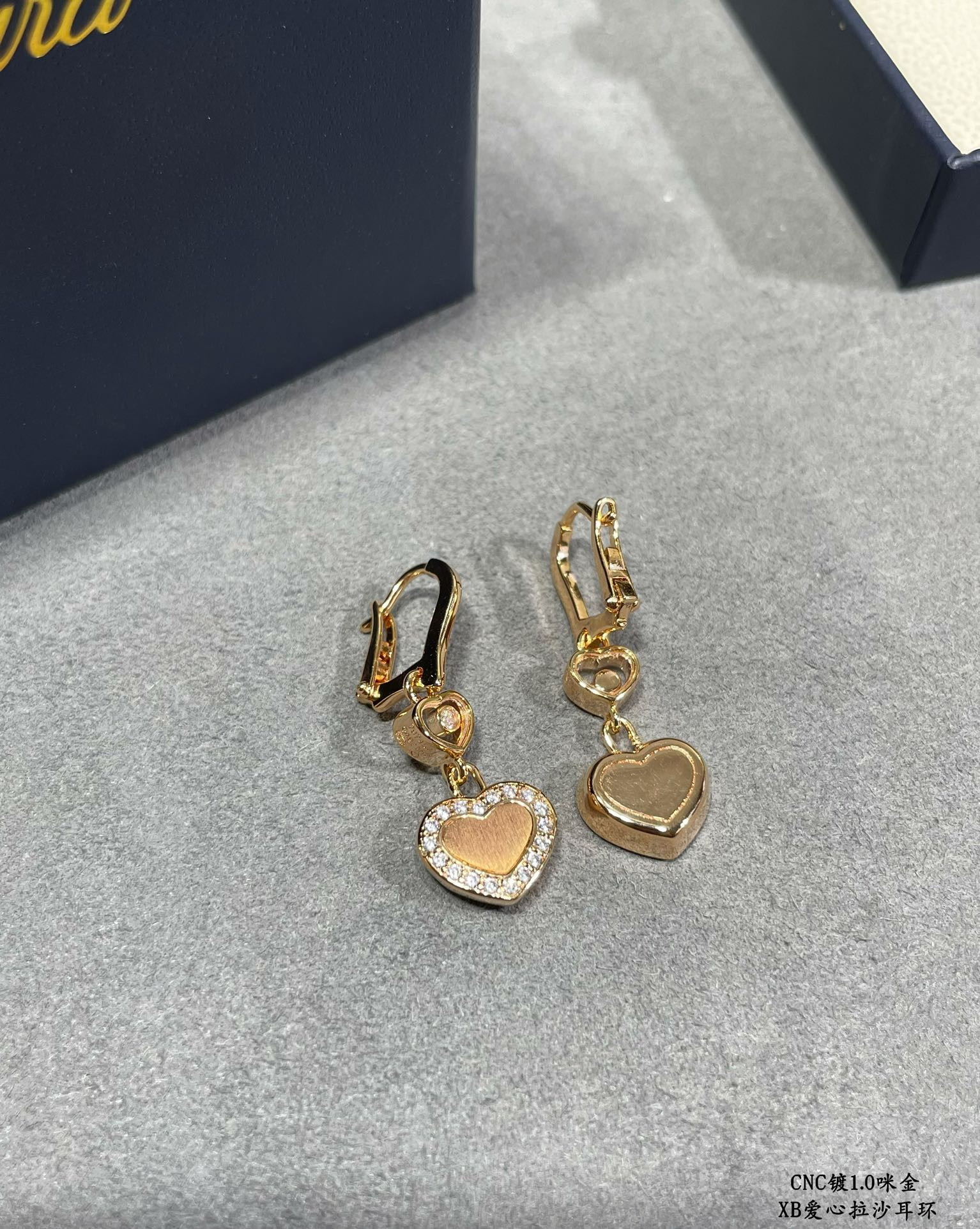 Ch0pard heart-shaped edge di*m*nd brushed earrings