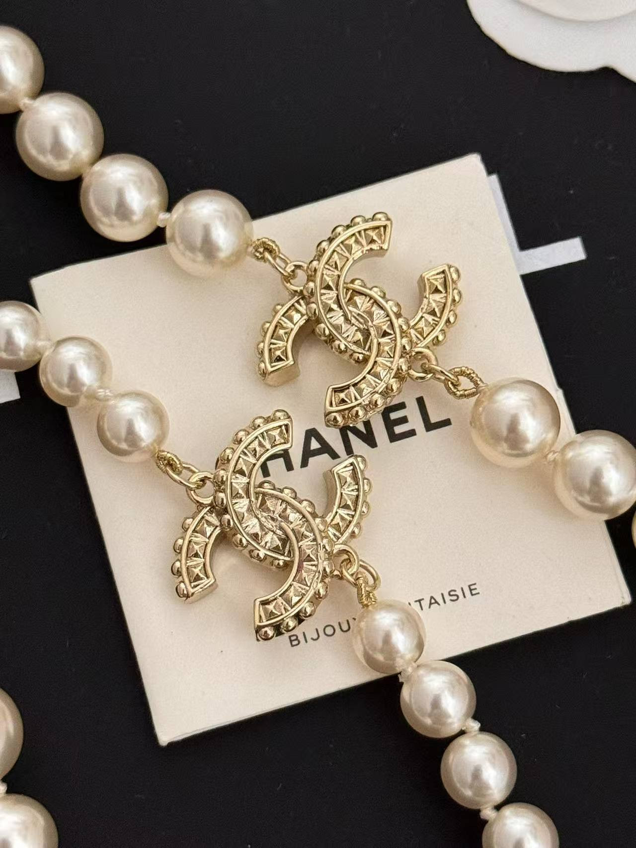 Ch*el long pear necklace