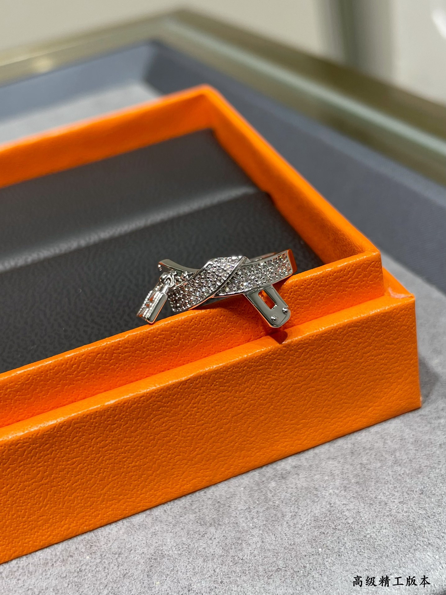 H**mes h clasp ring
