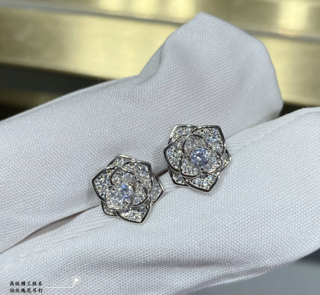 P1aget rose stud earrings