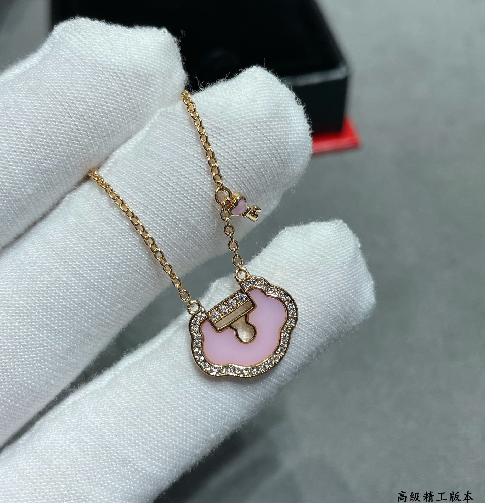 Qee1in large ruyi lock necklace