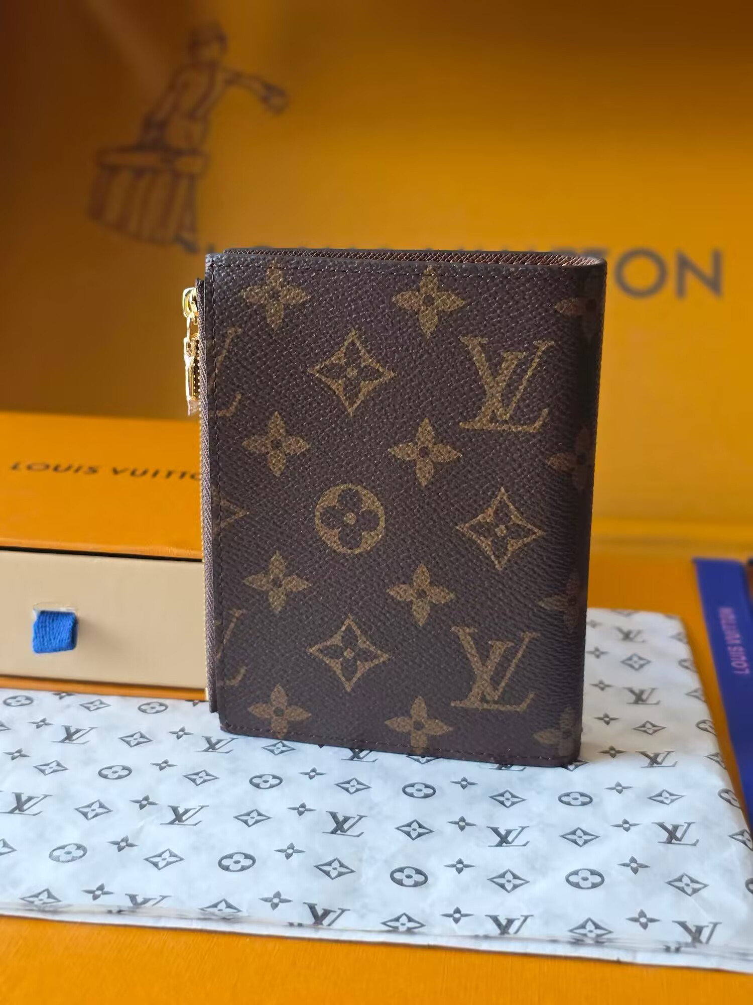 LV Locked Passport Cover M29550 14x10x2.5cm