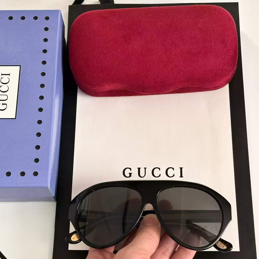 G*u*i glasses