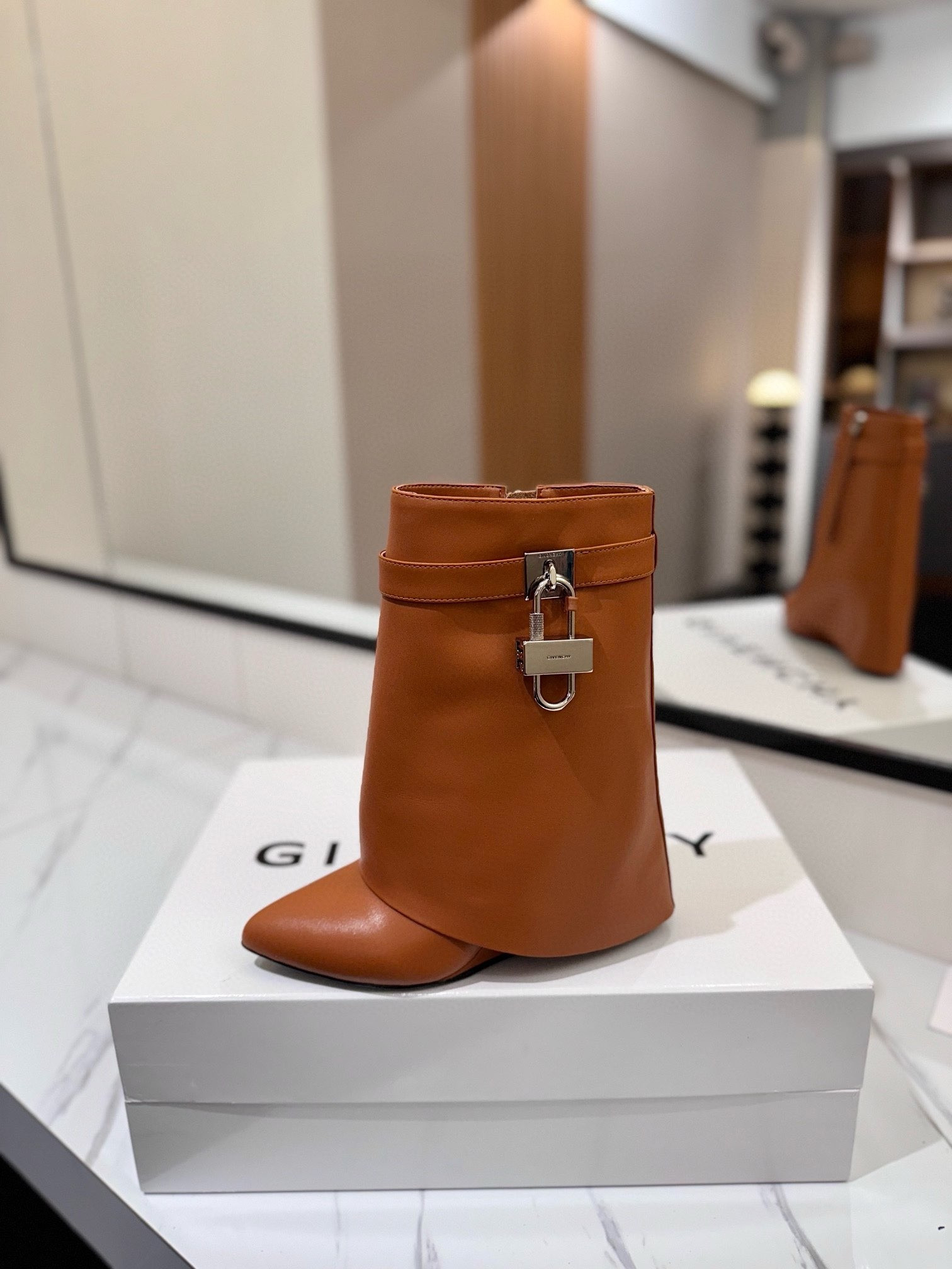 ua G1uenchy boots