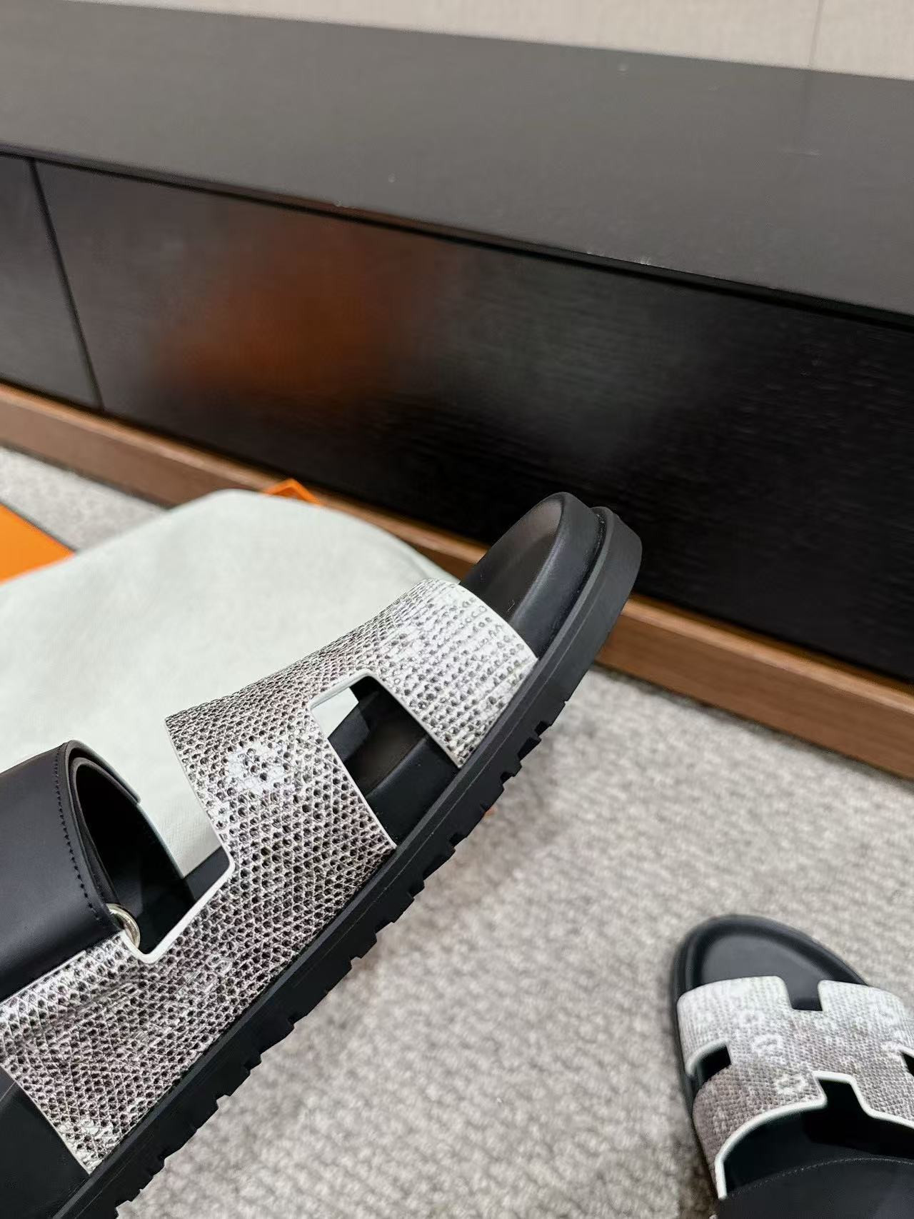 ua H**mes chypre sandal